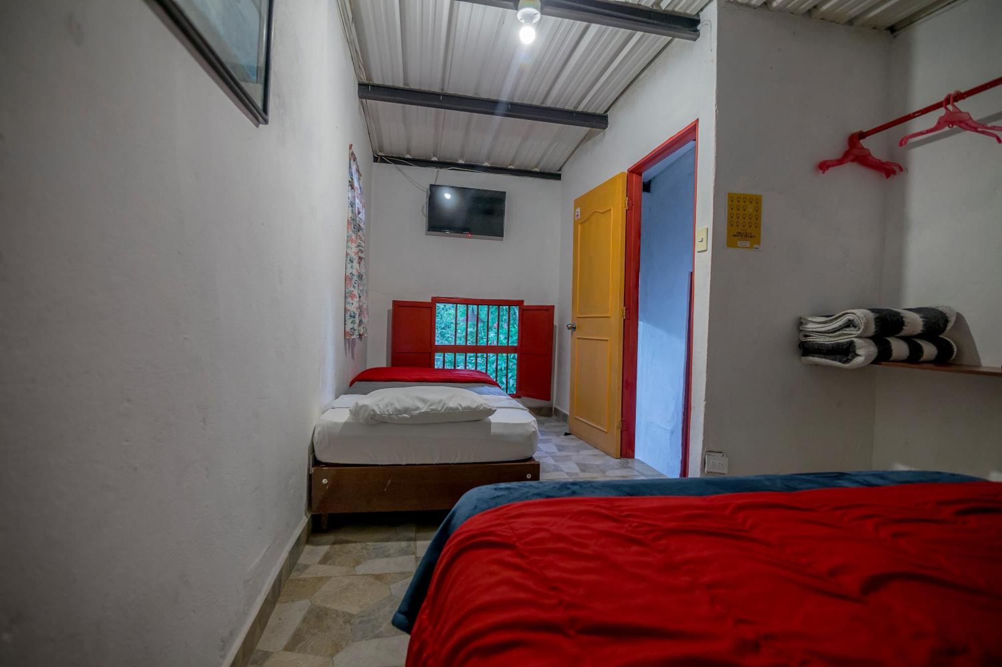 גוארנה Hotel Marrokos Aeropuerto Jose Maria Cordova מראה חיצוני תמונה